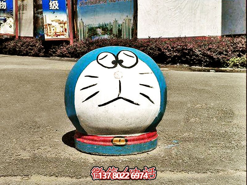 商場(chǎng)街邊擺放卡通多啦A夢(mèng)擋車球 商場(chǎng)街邊擺放卡通多啦A夢(mèng)擋車球